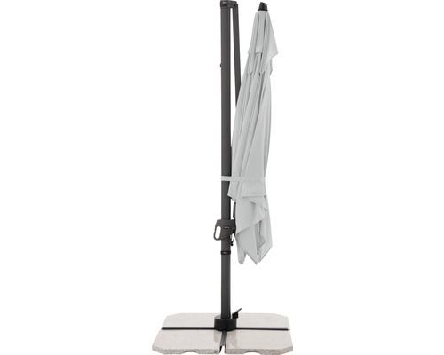 Geschlossener Ampelschirm mit Schirmständer