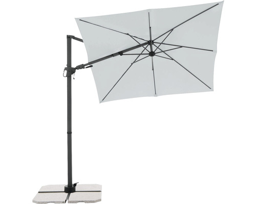 Rechteckiger Ampelschirm mit Schirmständer auf einer Terrasse