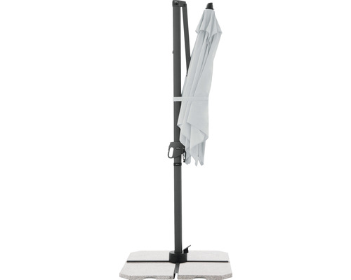 Geschlossener, freischwingender Sonnenschirm mit Sockel