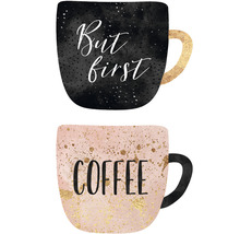 Zwei Kaffeetassen mit Text