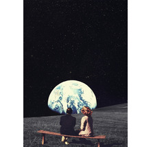 Eine Szene mit zwei Personen, die auf einer Bank sitzen und zum Sternenhimmel mit einem Planeten blicken.