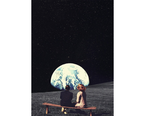 Eine Szene mit zwei Personen, die auf einer Bank sitzen und zum Sternenhimmel mit einem Planeten blicken.