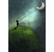 Illustration eines Mädchens, das den Mond mit einem Seil zieht, auf einem grasbewachsenen Hügel