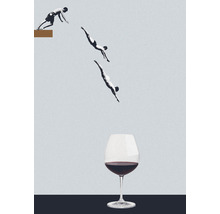 Illustration von Personen, die in ein Weinglas springen