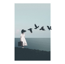 Illustration eines Mädchens mit Koffer, vor dem Hintergrund eines Himmels und einer Reihe fliegender Vögel