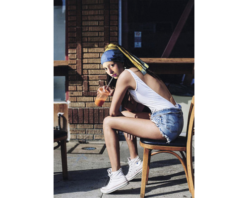 Postkarte Girl With Pearl Earring Chillo 10,5x14,8 cm Eine junge Frau mit Kopftuch sitzt mit einem Getränk auf einem Stuhl.