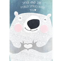 Illustration eines Bären mit herzförmigen Händen und dem Schriftzug Smile and the world smiles with you.