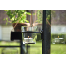 Teelichthalter aus Glas mit brennendem Teelicht und Metallbefestigung an einem Rahmen