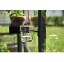 Teelichthalter aus Glas mit Teelicht am Fensterrahmen