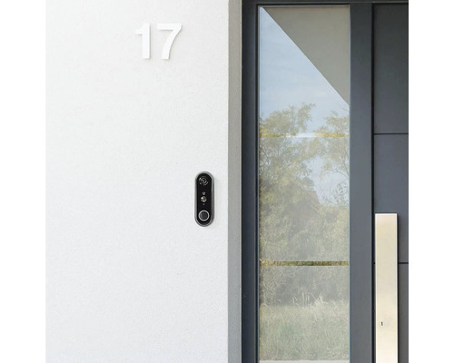 Moderne Haustür mit Hausnummer 17 und einer smarten Türklingel mit Kamera.