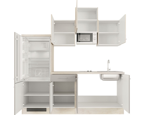 Küchenzeile mit Spüle, Kühlschrank und Mikrowelle mit geöffneten Schranktüren