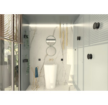 Helles Badezimmer mit freistehendem Waschbecken, Spiegeln und Handtuchhalter