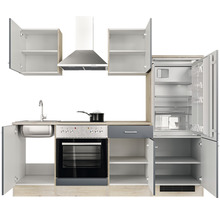 Komplette Küche mit Spüle, Kochfeld, Backofen, Kühlschrank und Dunstabzugshaube.