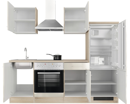 Einbauküche mit Spüle, Kochfeld, Backofen, Dunstabzugshaube, Kühlschrank und offenen Schränken