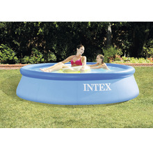 Intex Pool mit zwei Personen im Garten