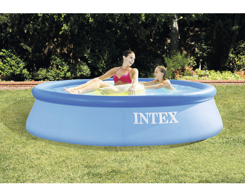 Intex Pool mit zwei Personen im Garten