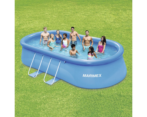 Aufblasbarer Marimex Pool mit Poolleiter und mehreren Personen im Wasser auf einer Rasenfläche.