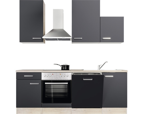 Komplette Küche mit Ober- und Unterschränken, Dunstabzugshaube und Elektrogeräten.
