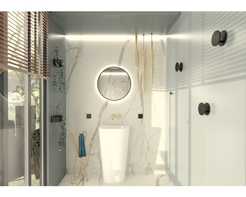 Badezimmer mit Waschtisch, Spiegel, Handtuchhalter und Pflanzen