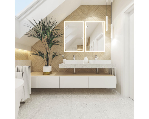 Helles Badezimmer mit Doppelwaschbecken, beleuchteten Spiegeln und Zimmerpflanze.