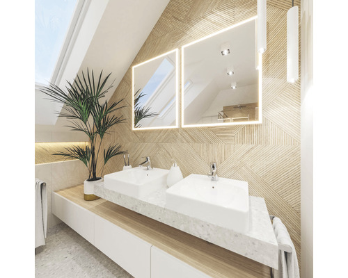 Helles Badezimmer mit Doppelwaschtisch, beleuchteten Spiegeln und dekorativer Wandgestaltung