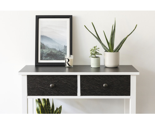 Dekoratives Sideboard mit zwei Schubladen, gerahmtem Bergbild, Topfpflanzen und Kerze