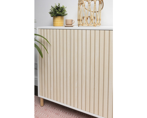 Kommode mit geriffelten Türen, Topfpflanze und Deko-Objekten auf der Oberseite