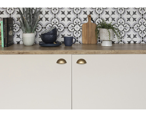 Küchendekoration mit Geschirr, Pflanze, Schneidebrett und Wandfliesen