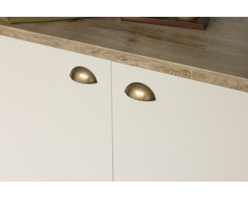 Schranktüren mit Griffen in Muschelform