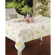 Gartentisch mit floral gemusterter Tischdecke, Geschirr und Dekoration