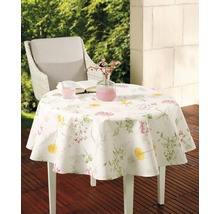 Runder Tisch mit floraler Tischdecke im Garten
