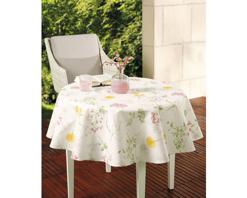 Runder Tisch mit floraler Tischdecke im Garten