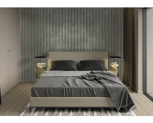 Modernes Schlafzimmer mit Akustikpaneelen an der Wand, Bett mit grauer Bettwäsche und Nachttischen.