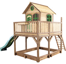 Spielhaus aus Holz mit Rutsche und Sandkasten