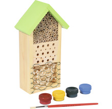 Insektenhotel aus Holz mit Farben und Pinsel