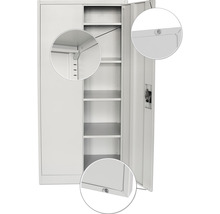 Geöffneter Stahlschrank mit Einlegeböden