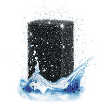 Schwarzer Filterschwamm mit Wasser
