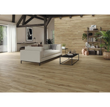 Wohnzimmer mit Holzoptikfliesen auf dem Boden und an der Wand