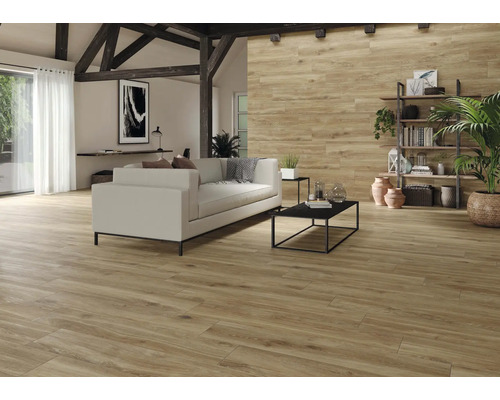 Wohnzimmer mit Holzoptikfliesen auf dem Boden und an der Wand
