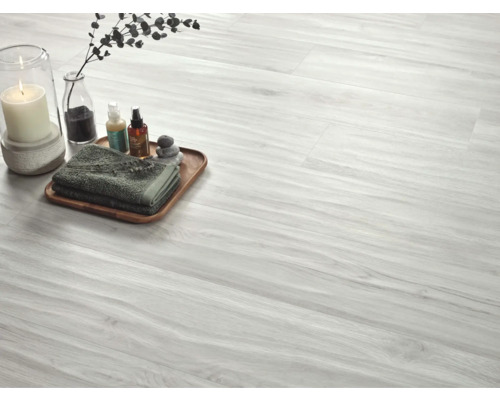 Heller Holzboden mit Dekoration