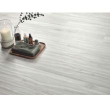 Heller Boden mit Holzoptik und Dekoration