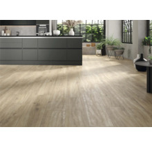 Heller Holzboden in einem modernen Küchendesign.
