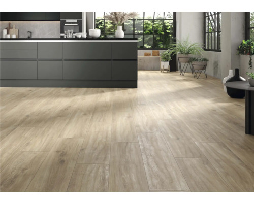 Heller Holzboden in einem modernen Küchendesign.