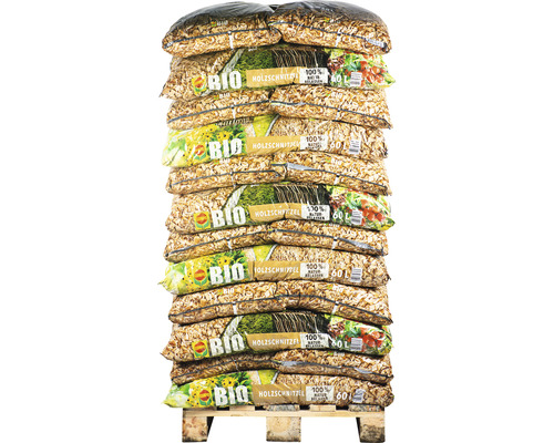 Stapel Säcke mit organischen Holzschnitzeln auf einer Palette