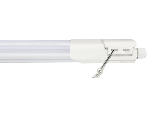Detailaufnahme einer LED-Feuchtraumleuchte bei der Installation mit Schraubenzieher