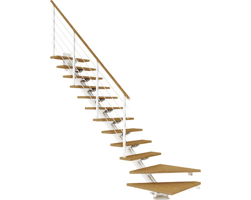 Treppe mit Holzstufen und Geländer mit Stahlseilen