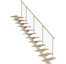 Holztreppe mit Metallgeländer