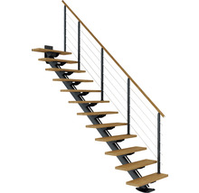 Freitragende Treppe mit Holzstufen, Metallrahmen und Geländer