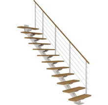 Treppe mit Holzstufen, Metallstruktur und Geländer mit horizontalen Edelstahlseilen.