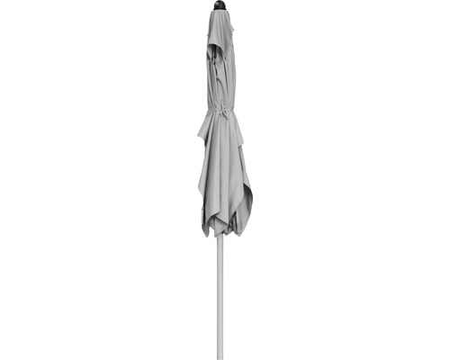 Geschlossener Gartenschirm mit Mast